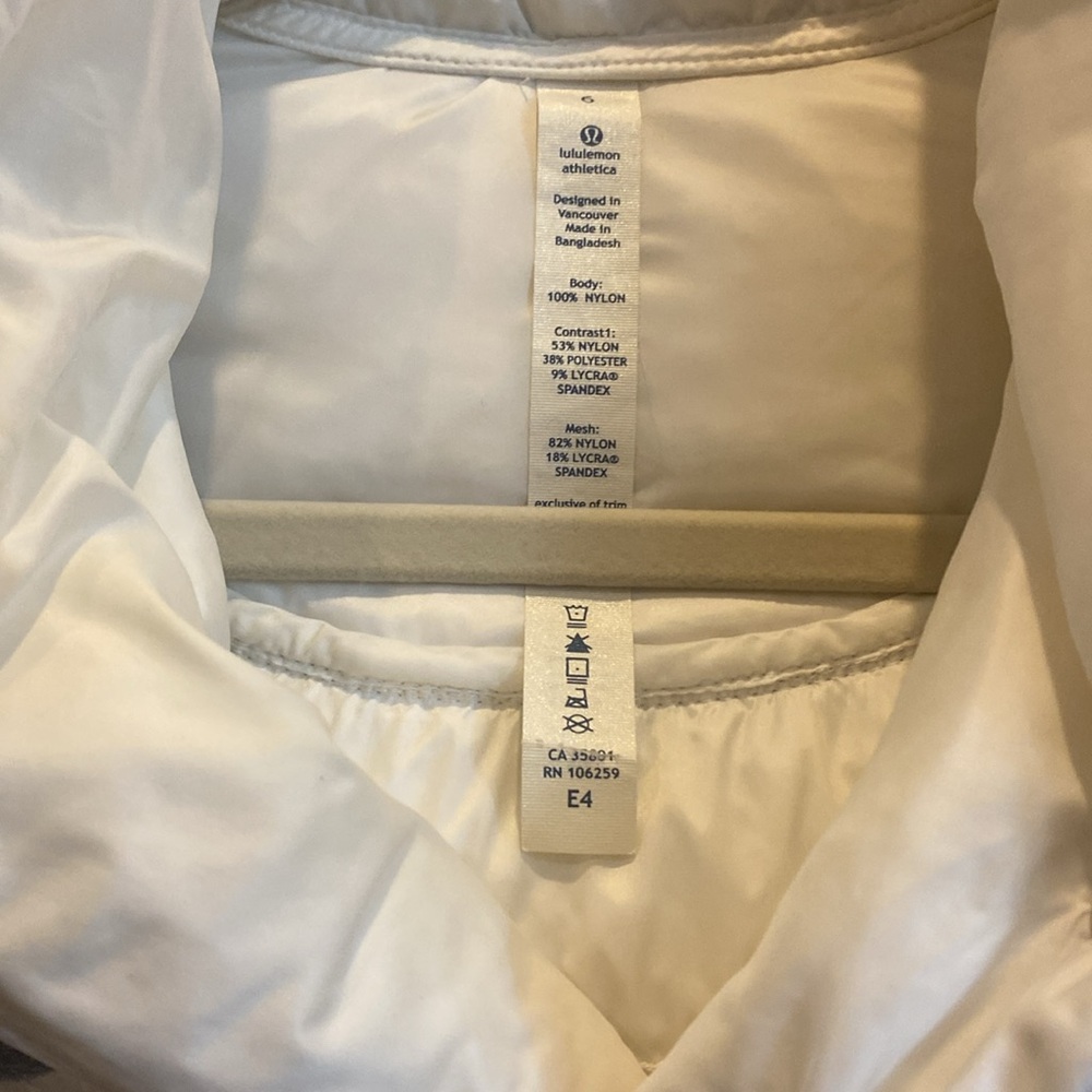 Lululemon light weight with stretchy, thumb holes and 2 pockets - Picture 7 of 8